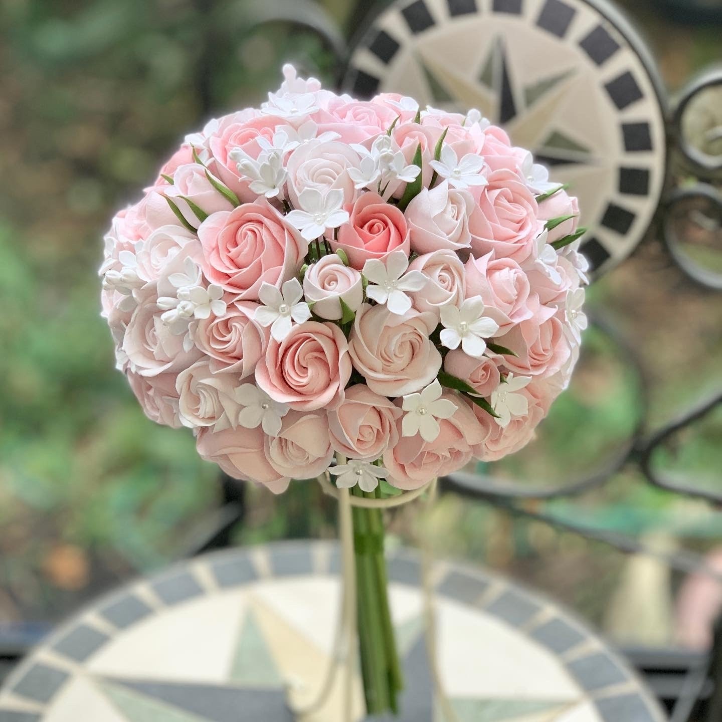 ピンクのバラのラウンドブーケ | Clay art AYA