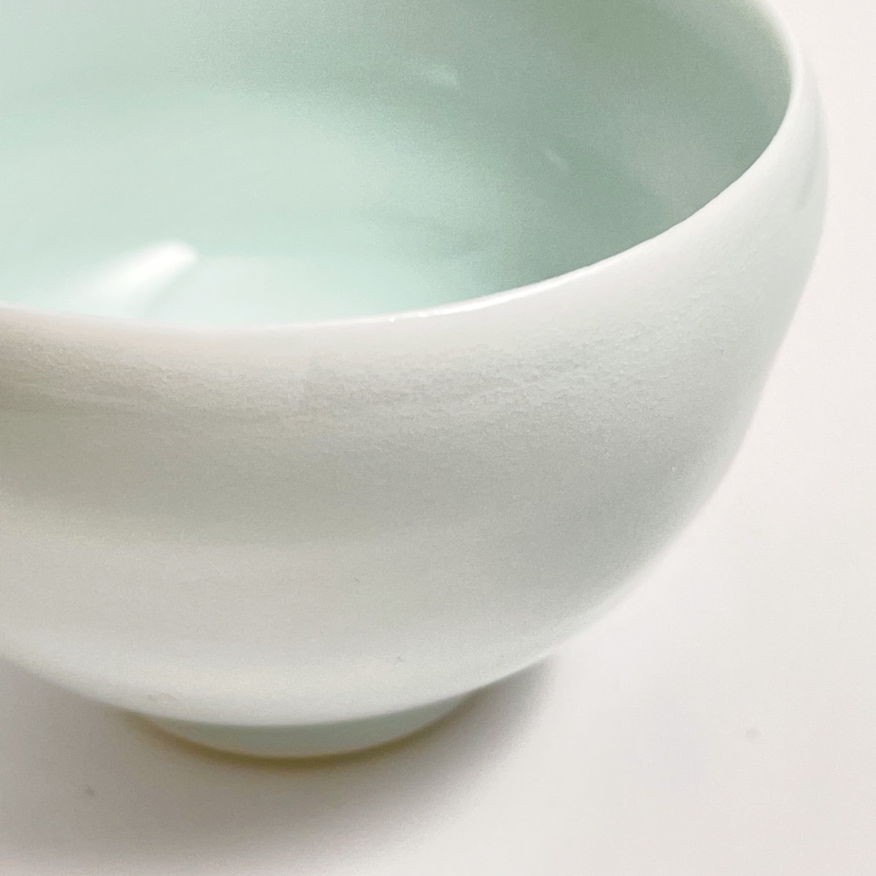 波佐見焼：日本酒ののみくちを追求した青白磁ぐいのみ | 波佐見焼 福春