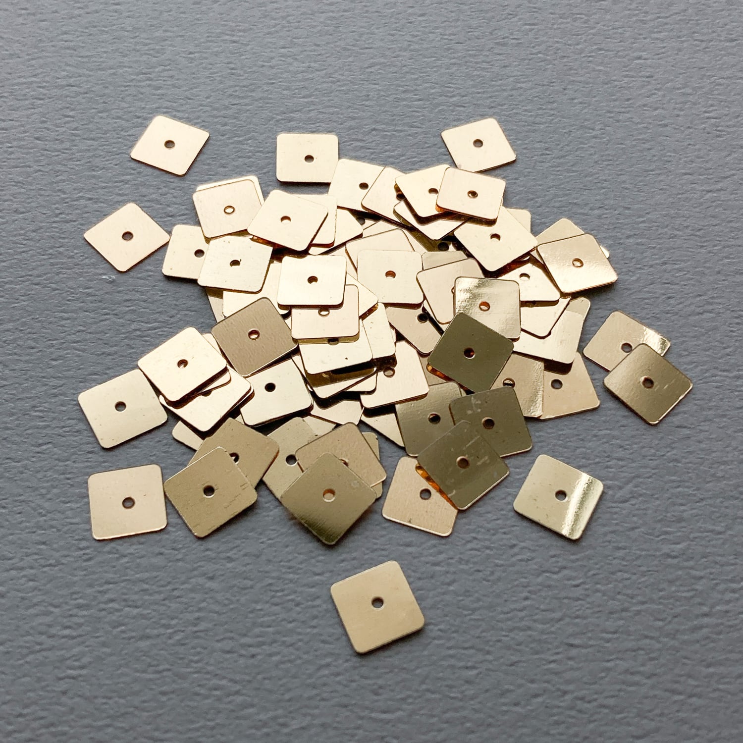 中心穴あきスクエアスパンコール（7mm） | Dua-アクセサリーパーツショップ