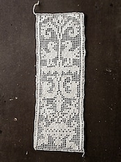 19世紀 フランス リネン 鳥と魚と薔薇と カンデラブルムのあるゴシック的ハンドワークフィレレースモチーフ アンティーク