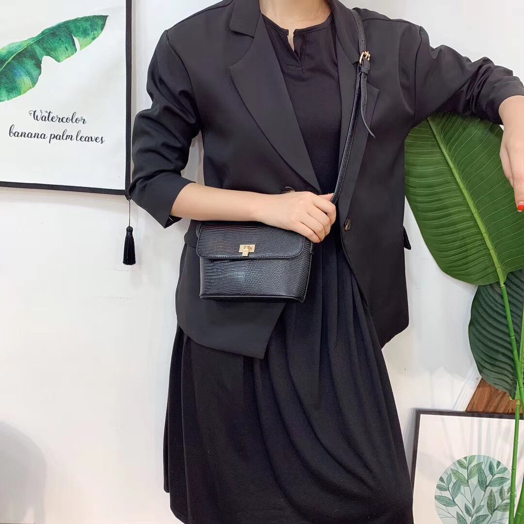 フラップショルダーバッグ