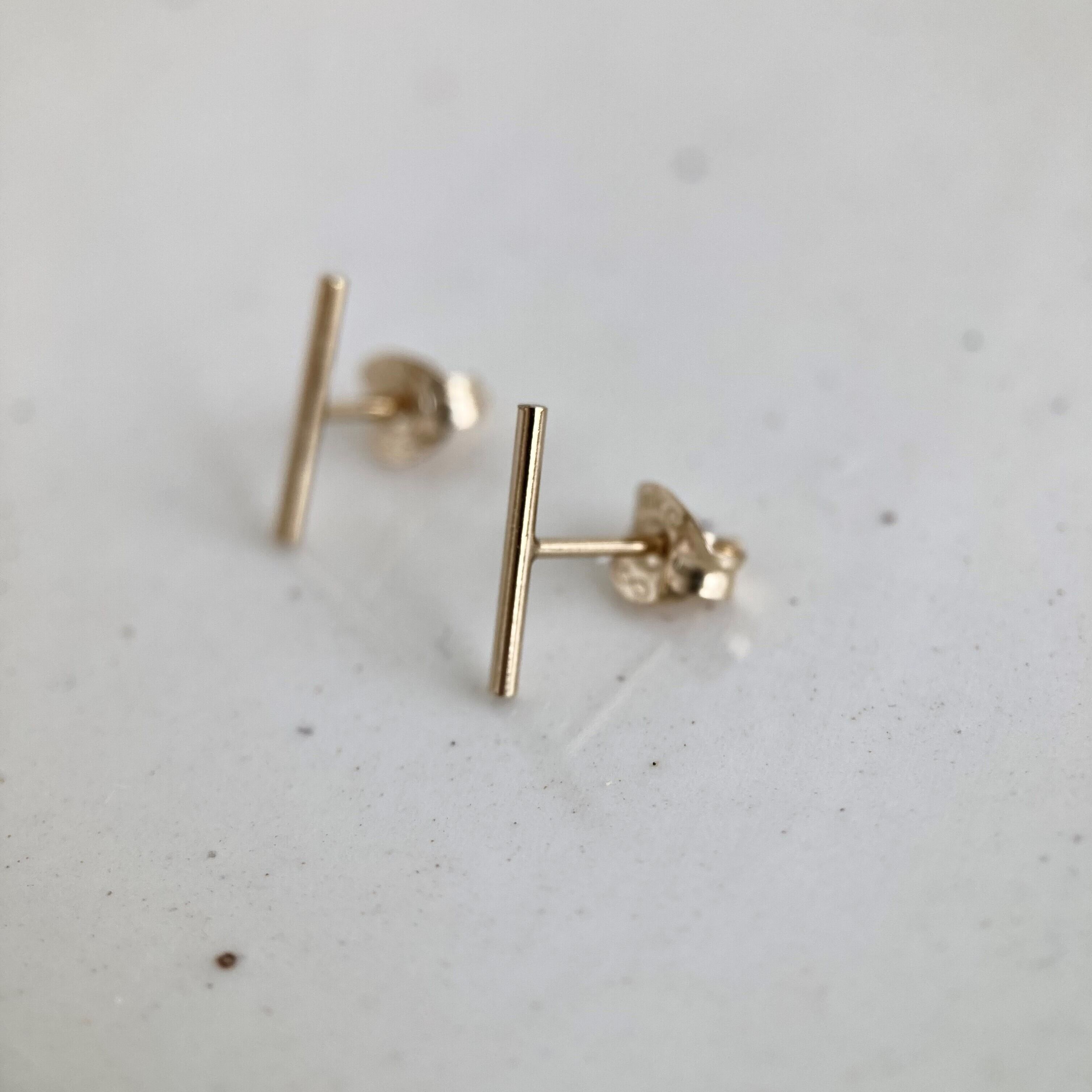 小さなラインピアス 14kgf