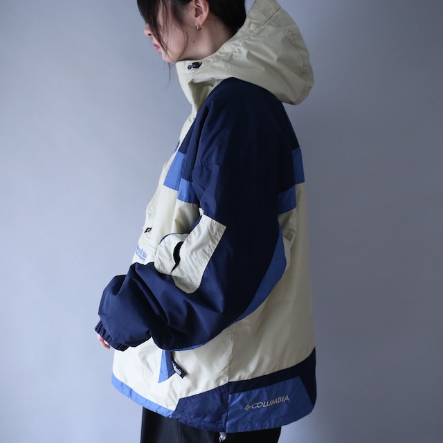 "Columbia" 3-tone future good coloring over silhouette anorak parka