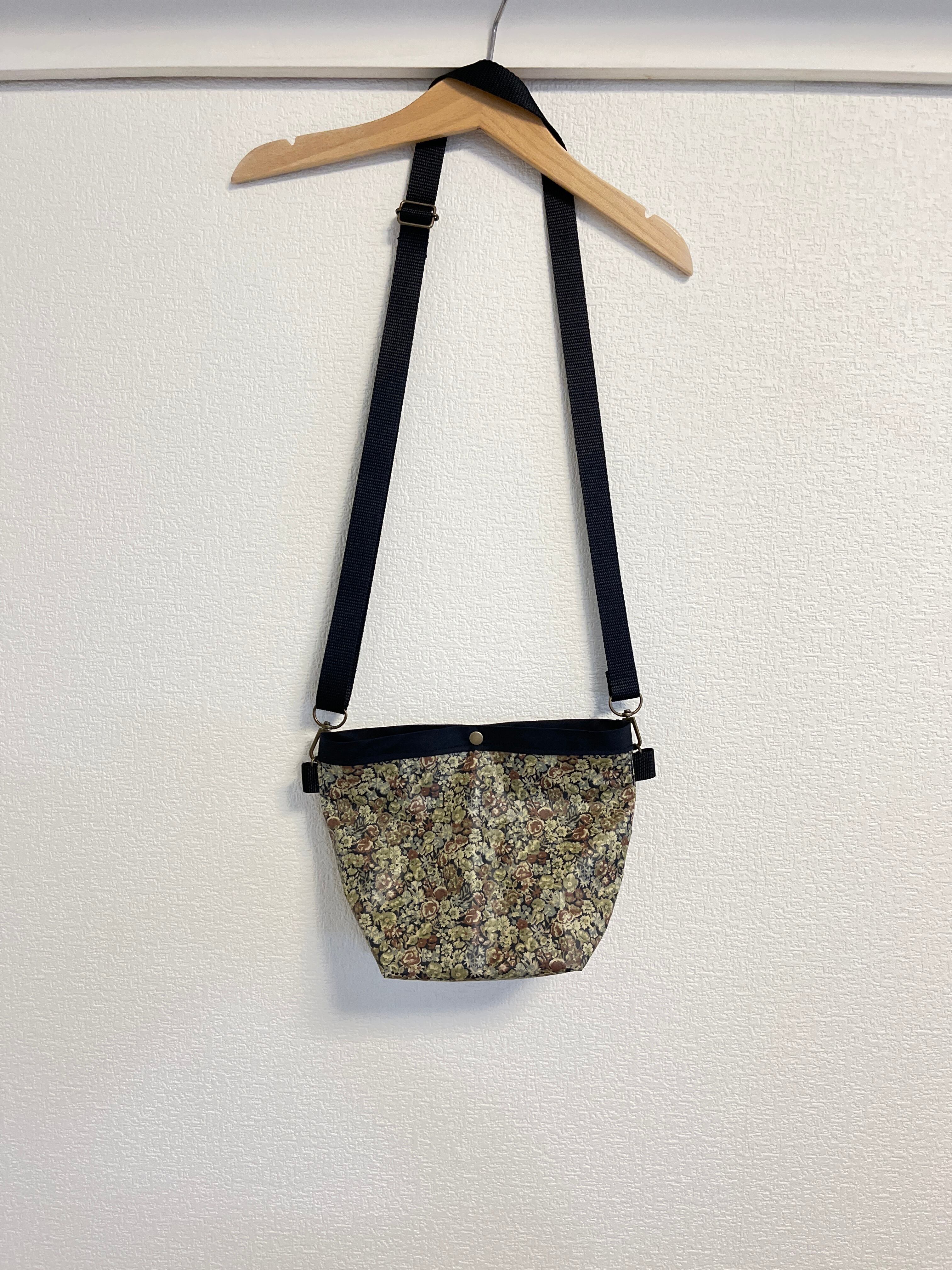 リバティ ショルダーバック 肩掛け斜めがけ紐調節可能