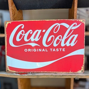 送料無料！ちょうどいいブリキ看板 【 Coca-Cola ( コカ・コーラ ) / Coke 】 METAL SIGN / メタルサイン / ブリキ看板 / サインボード / ビンテージ加工〚アメリカン雑貨 アメトイ〛