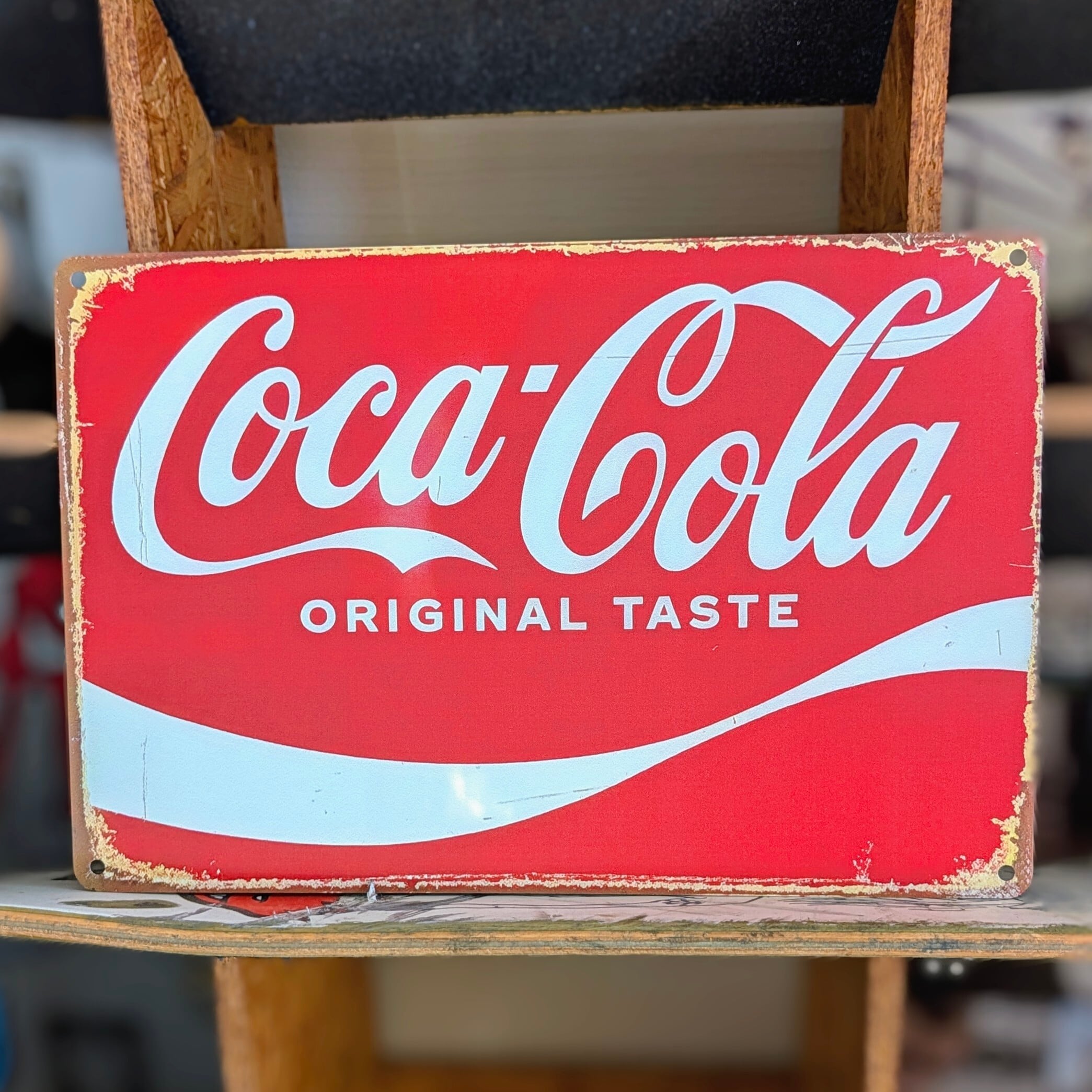 送料無料！ちょうどいいブリキ看板 【 Coca-Cola ( コカ・コーラ ) / Coke 】 METAL SIGN / メタルサイン / ブリキ看板 / サインボード / ビンテージ加工〚アメリカン雑貨 アメトイ〛