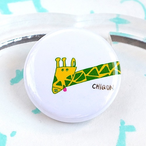 【CHIQON】ROUND  缶バッチ「おなかすいた」