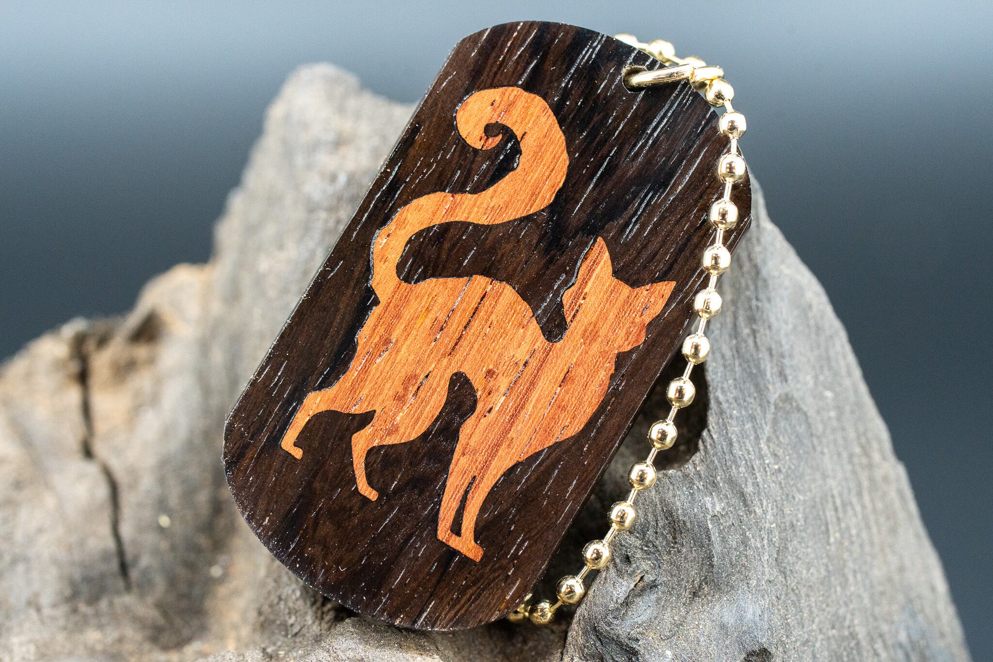 【音楽業界屈指の銘木】 ハカランダ ドッグタグ 象嵌 探る視線