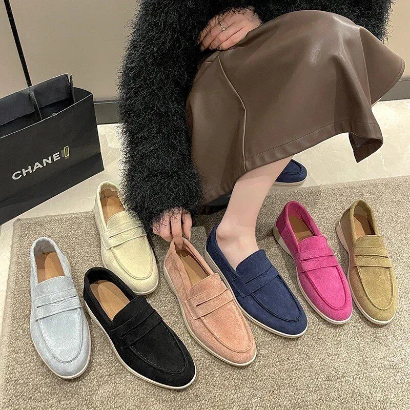 新しい秋と冬の女性のスニーカーファッショナブルで快適なロートップシューズ無地高品質シンプルなフラット女性の靴