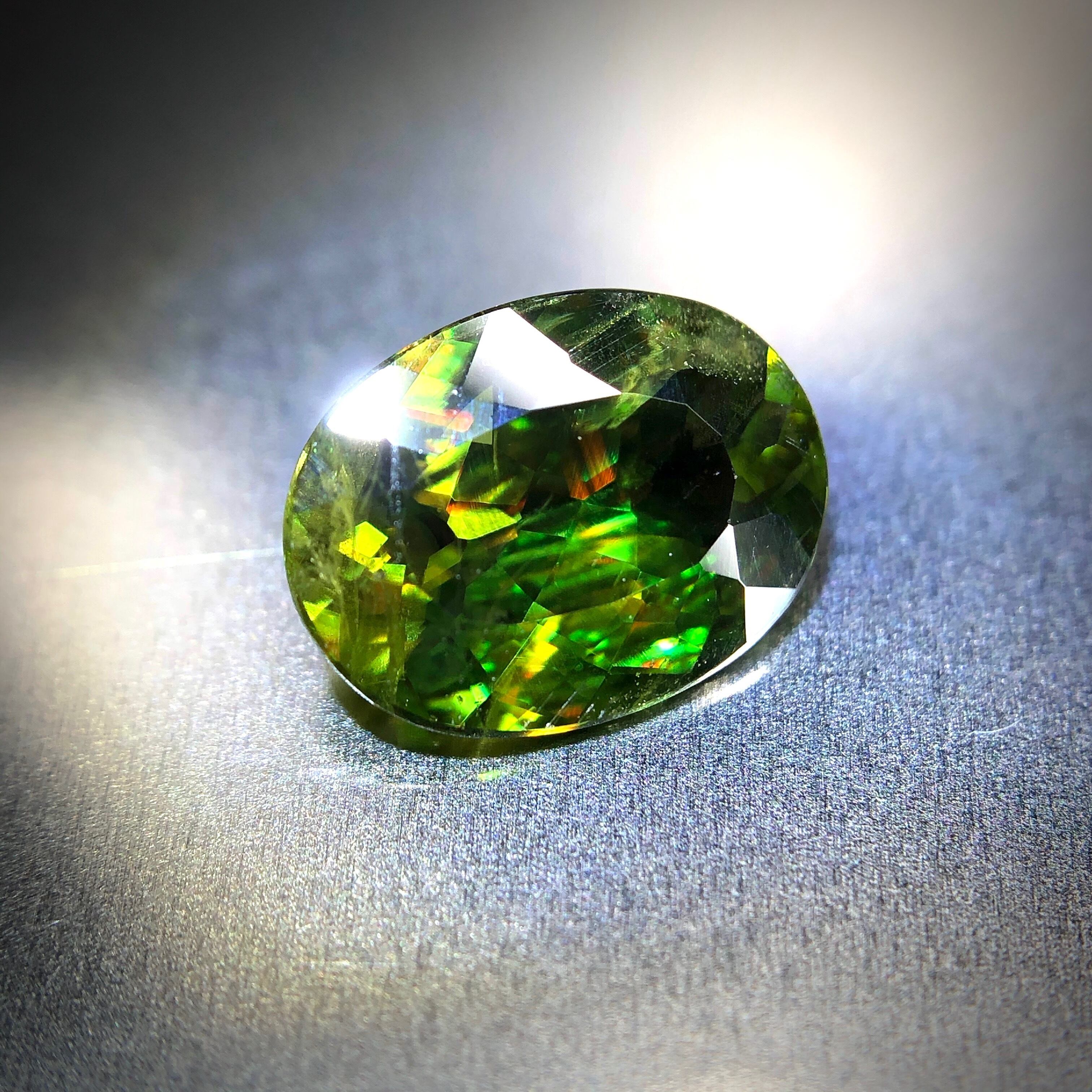 落ち着いたグリーンにファイアの煌めき 1.45ct 天然 グリーンスフェーン