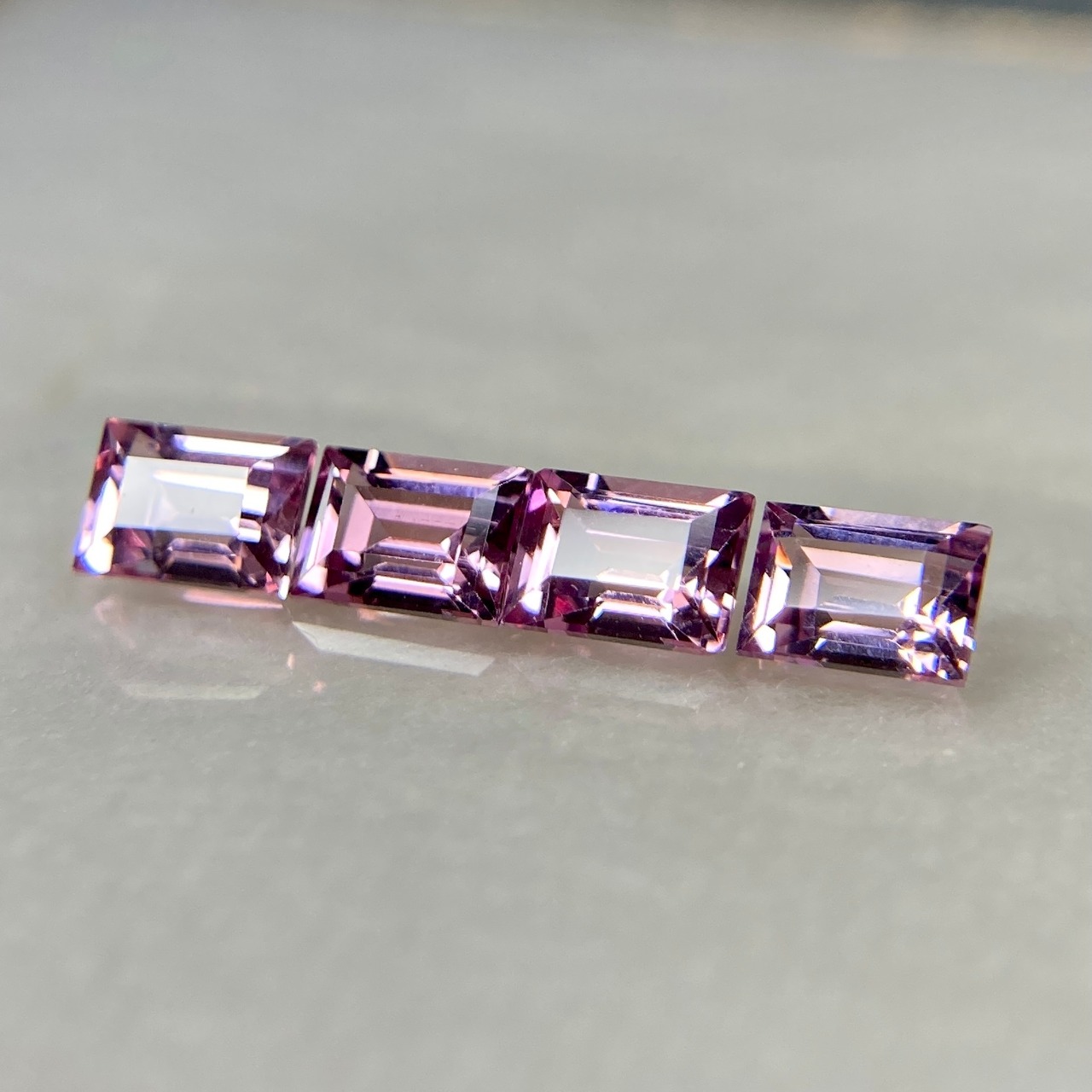 スピネルの板チョコ 4点セット 約3mm*3mm r-0079