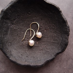 Baby Spoon Pearl Earrings【gold】ベビースプーン パールピアス（White／Small）