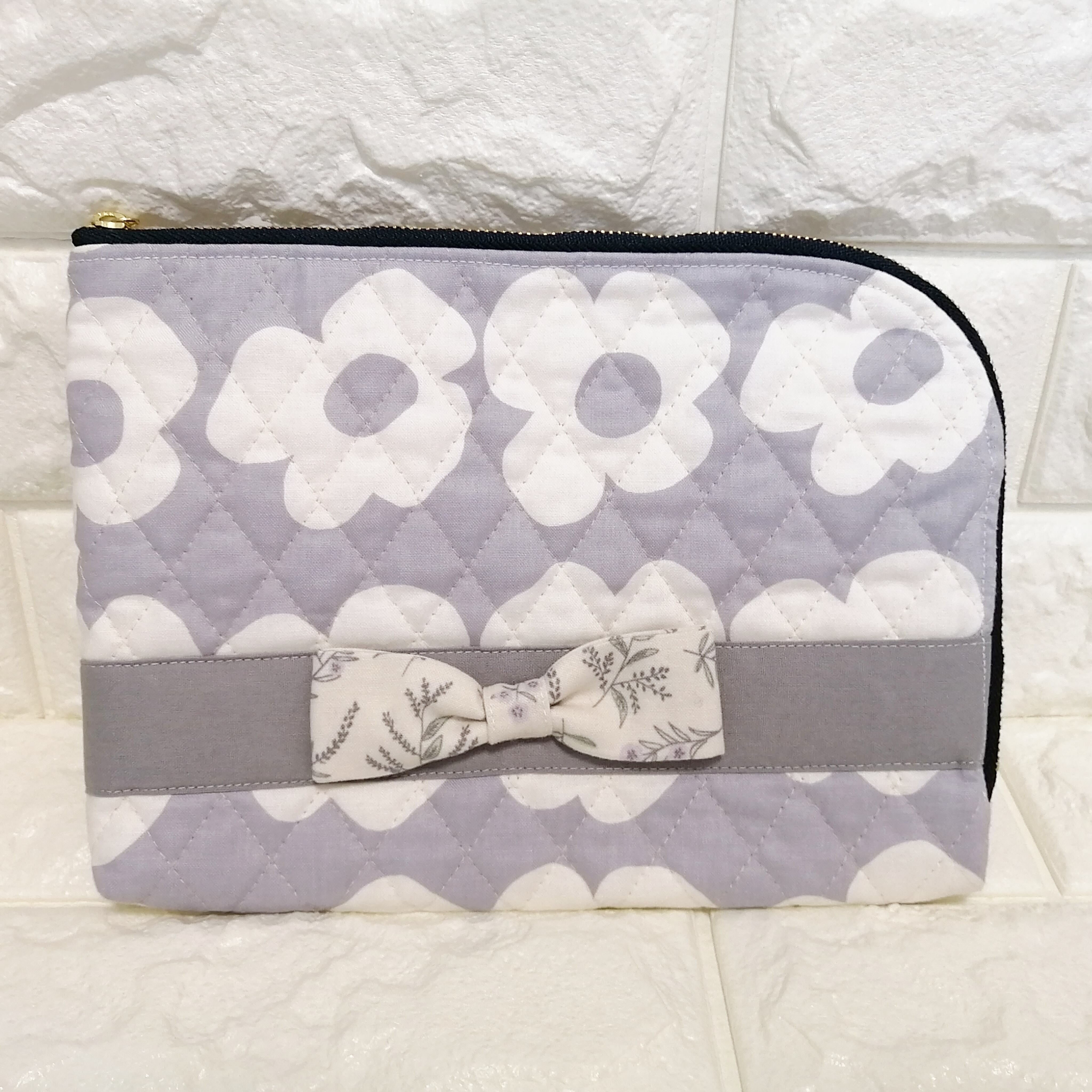 L字型 キルティング グレーxホワイトフラワー リボン付き