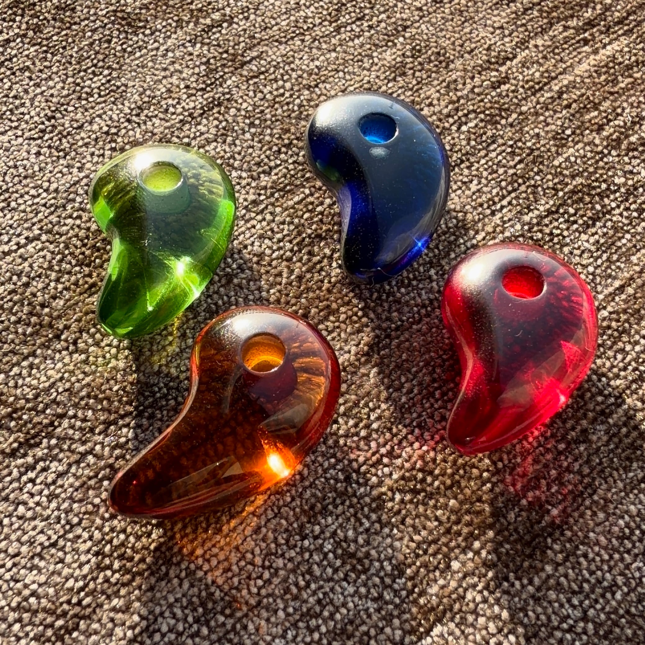 レア リトアニア産天然アンバー 勾玉 各色