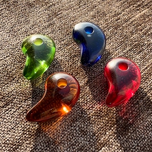 レア リトアニア産天然アンバー 勾玉 各色