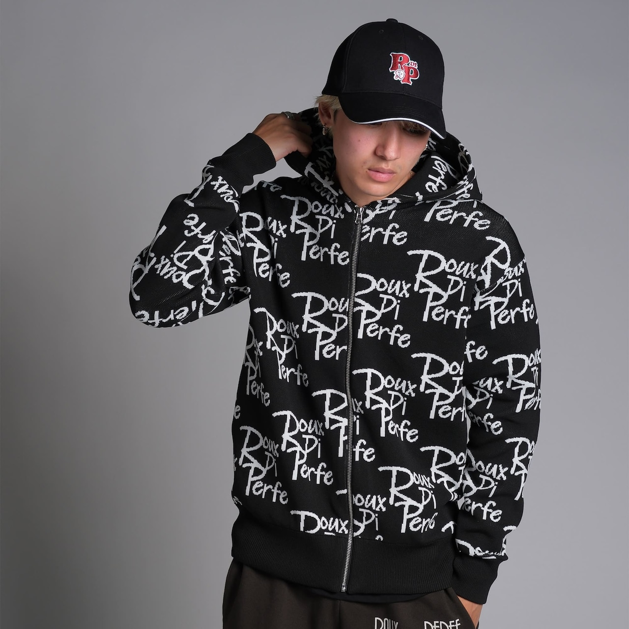 ロゴ刺繡キャップ