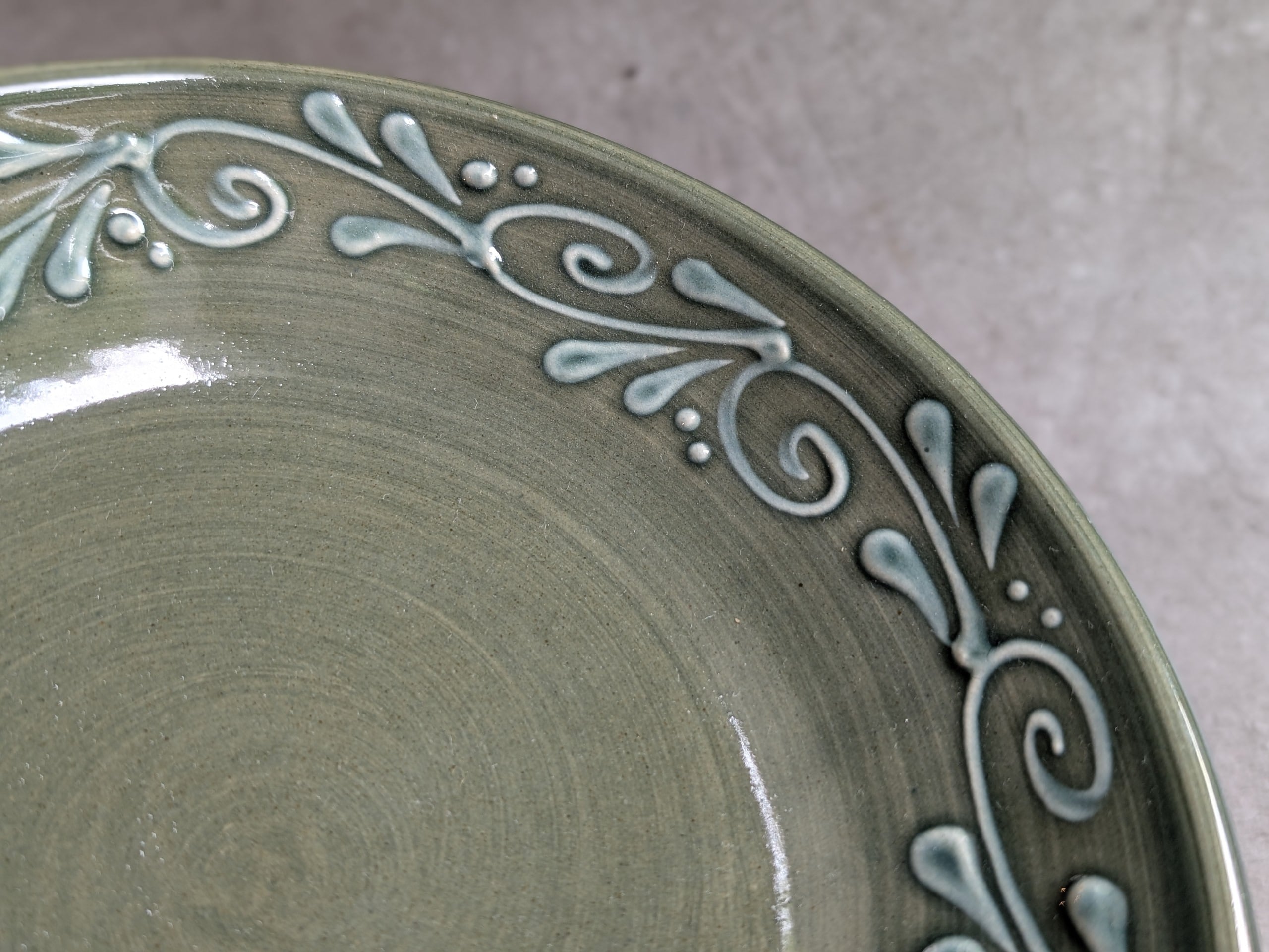 やちむん 皿7寸（イッチン・緑） | 育陶園 | inoya | Basic Life Store