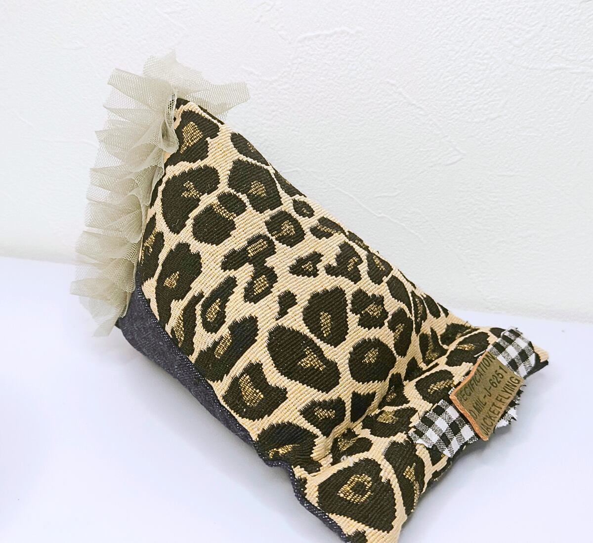 動画視聴に便利!デニムリメイクスマホクッション