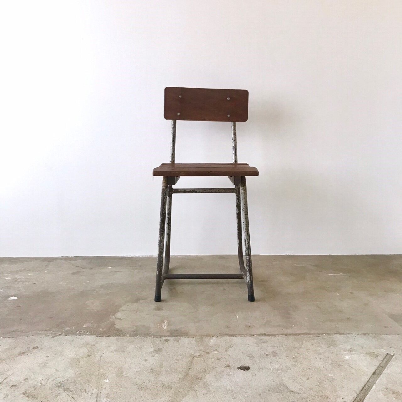 スチール脚の椅子　古家具