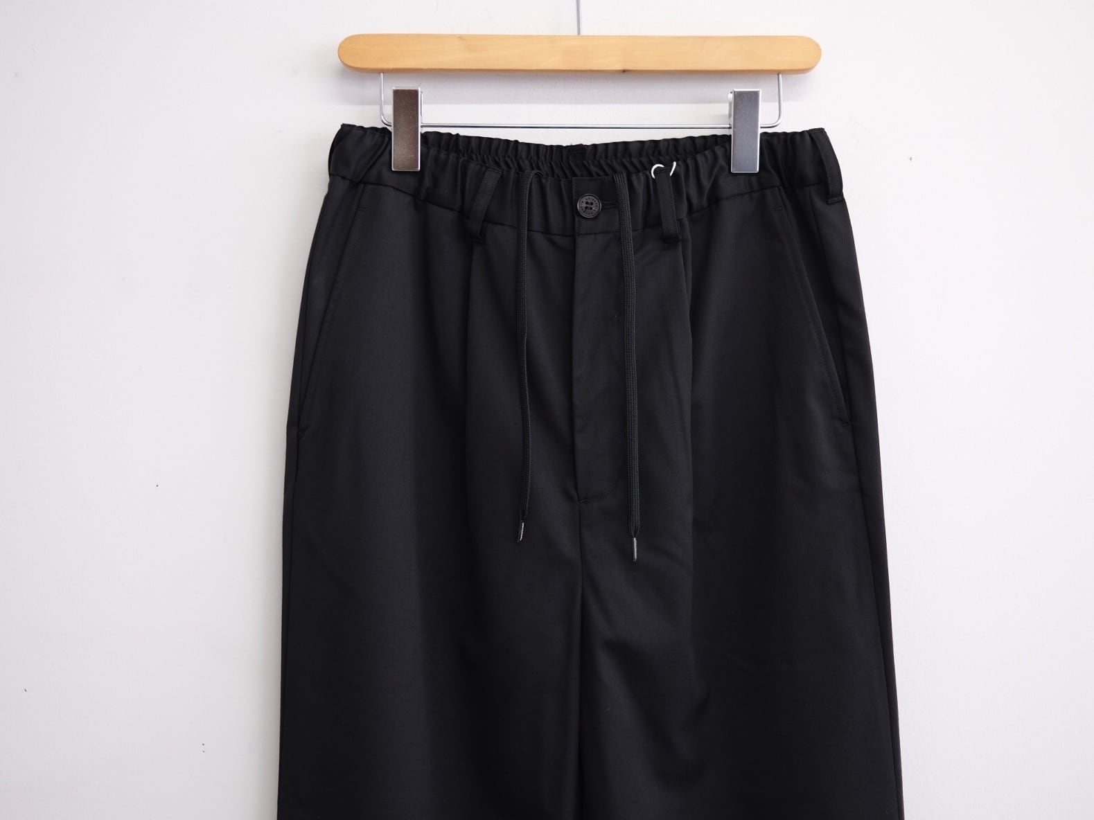 UNIVERSAL PRODUCTS.” WOOL EASY TROUSERS” | Lapel online store