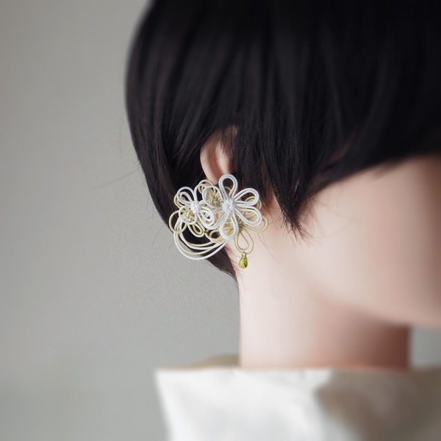 飾り結びかたっぽイヤーカフ「帆ニ霞ムウタヒ」（白×アイボリー）