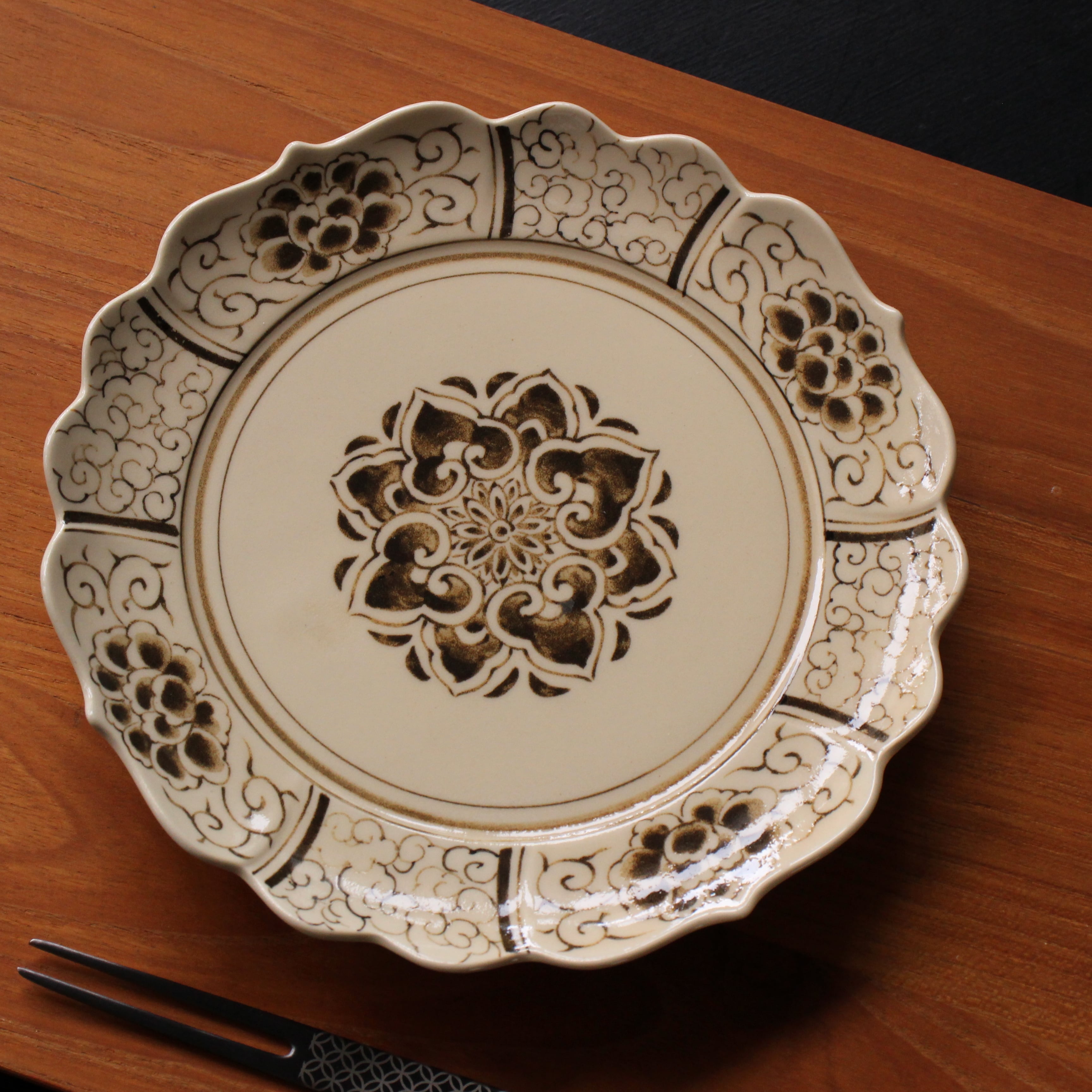 有田焼 仁清 間取り錆牡丹 5寸皿 丸＆輪花 | 芦屋貴兆陶家 online shop