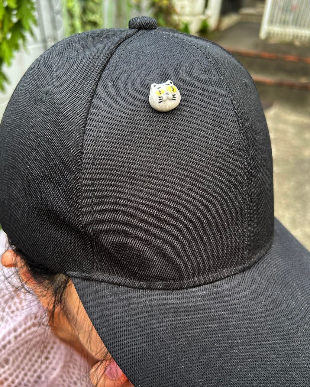 【同梱＠780円】No.945　レジン ヘアゴム キーホルダー ピンバッジ ねこ おすわりポーズの三毛猫刺繍ピンブローチ 小サイズ ハンドメイド