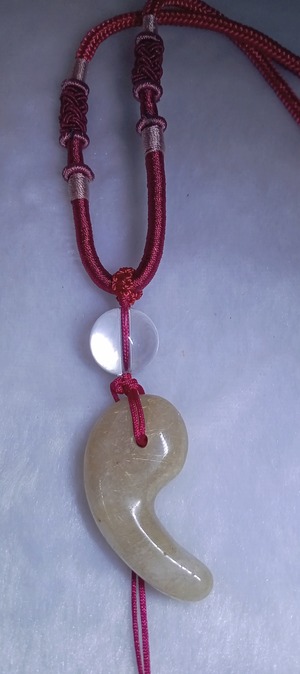 ルチル勾玉～潜在能力を目覚めさせる効果があり自身のパワーアップや、より良い未来を創り出すために、日々のお守りとして