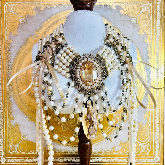 ゴールデンシャドーのコルセットネックレス