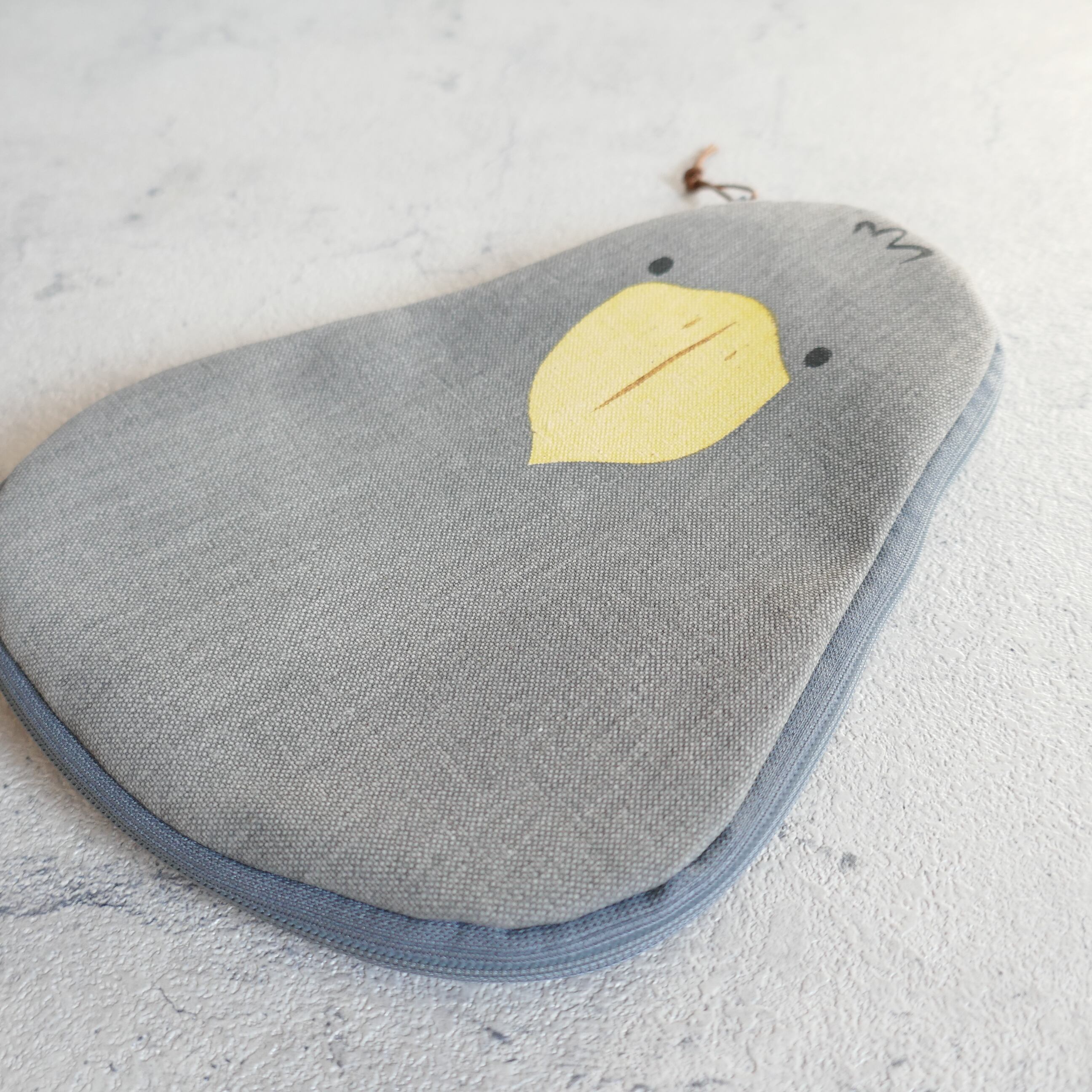 ハシビロコウのポーチ gray | zakka 7070ーオリジナルテキスタイル、手
