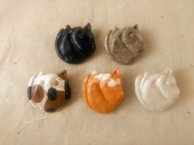猫の陶器ブローチ ニャンモナイト 空 想 社