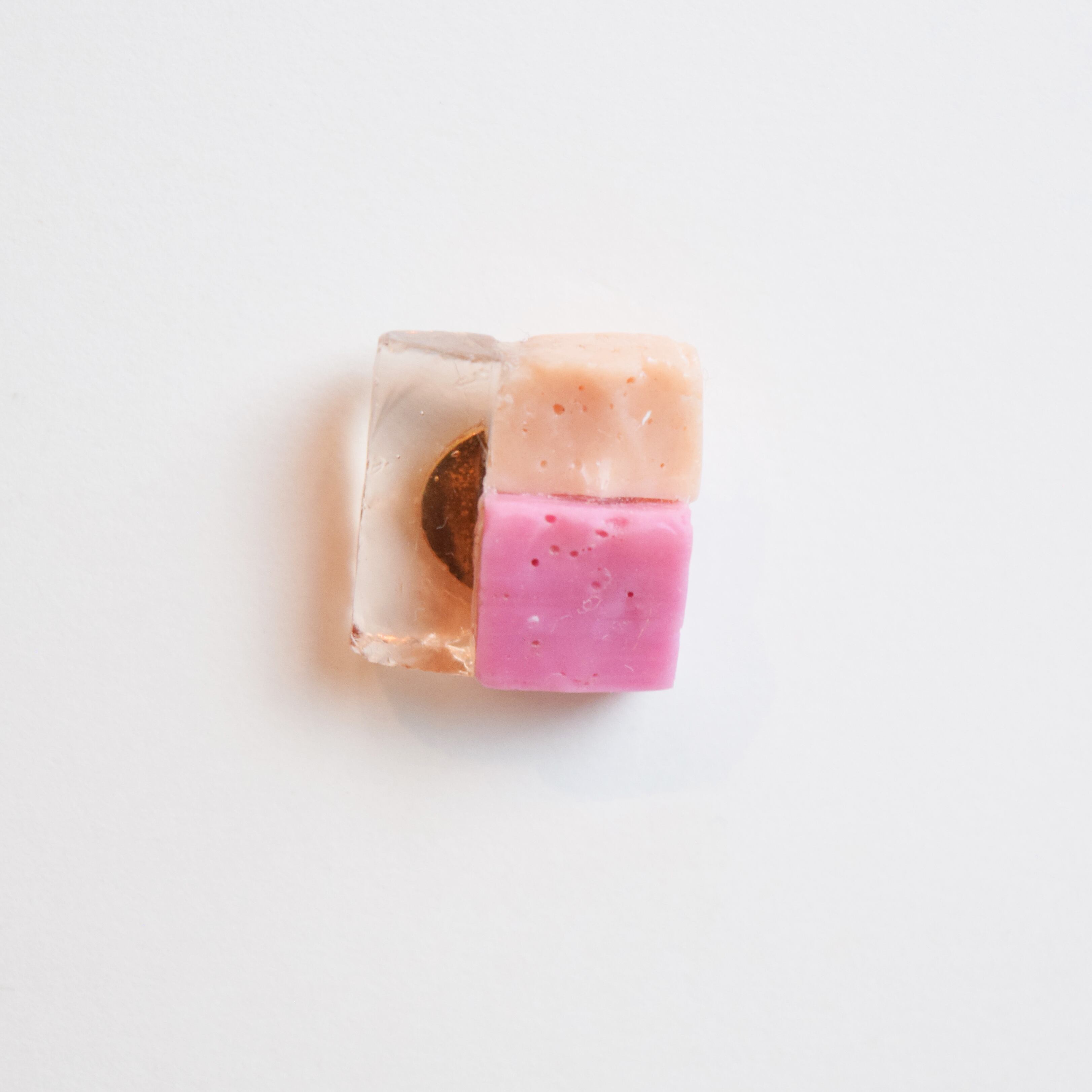 【ベーシック】ブローチM　ベージュ×ベリー×クリア