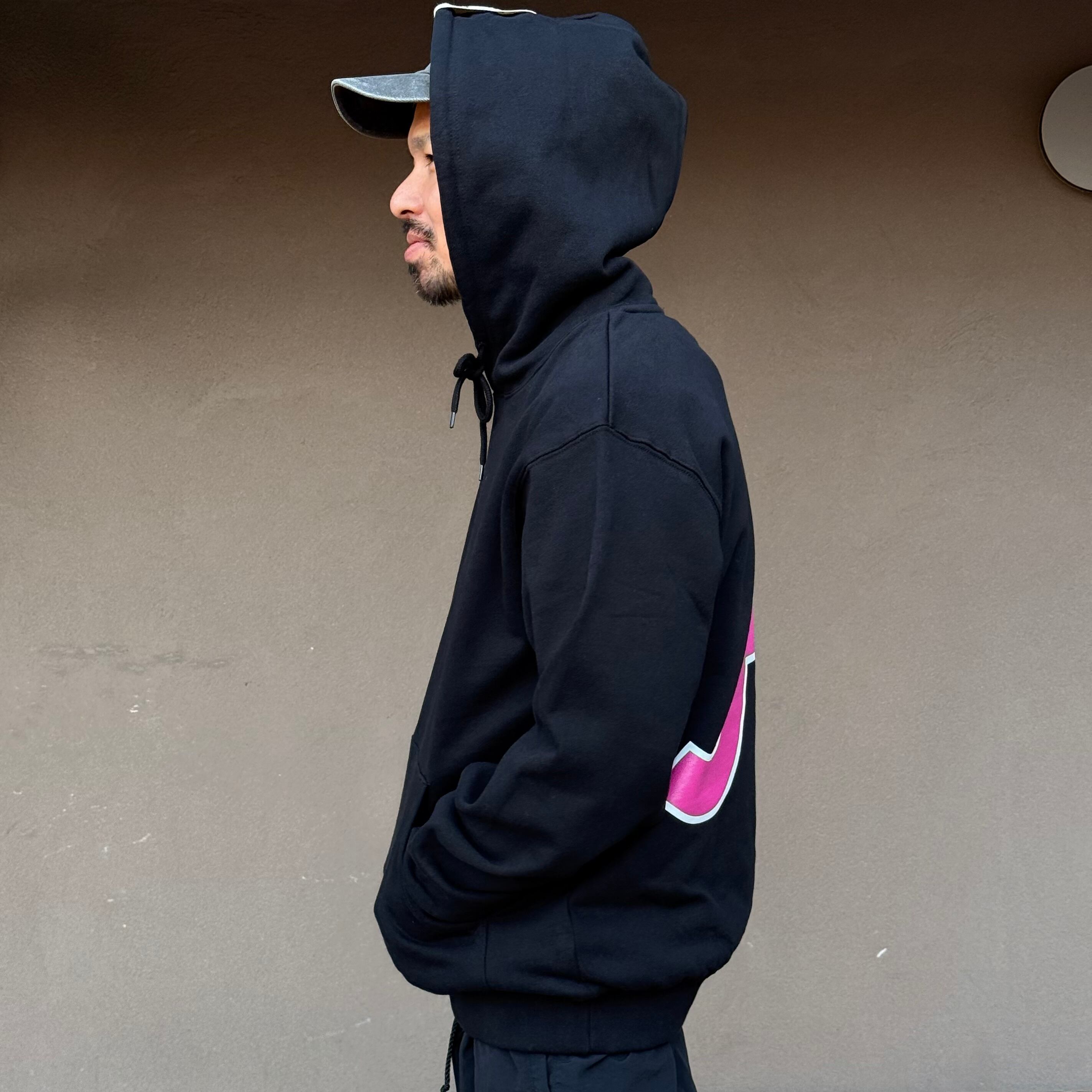 A-PLANTS ARCH グラフィックプリント パーカー ブラック 10/25(土)21:00より販売！ ビッグA パーカー <ブラック><オンライン