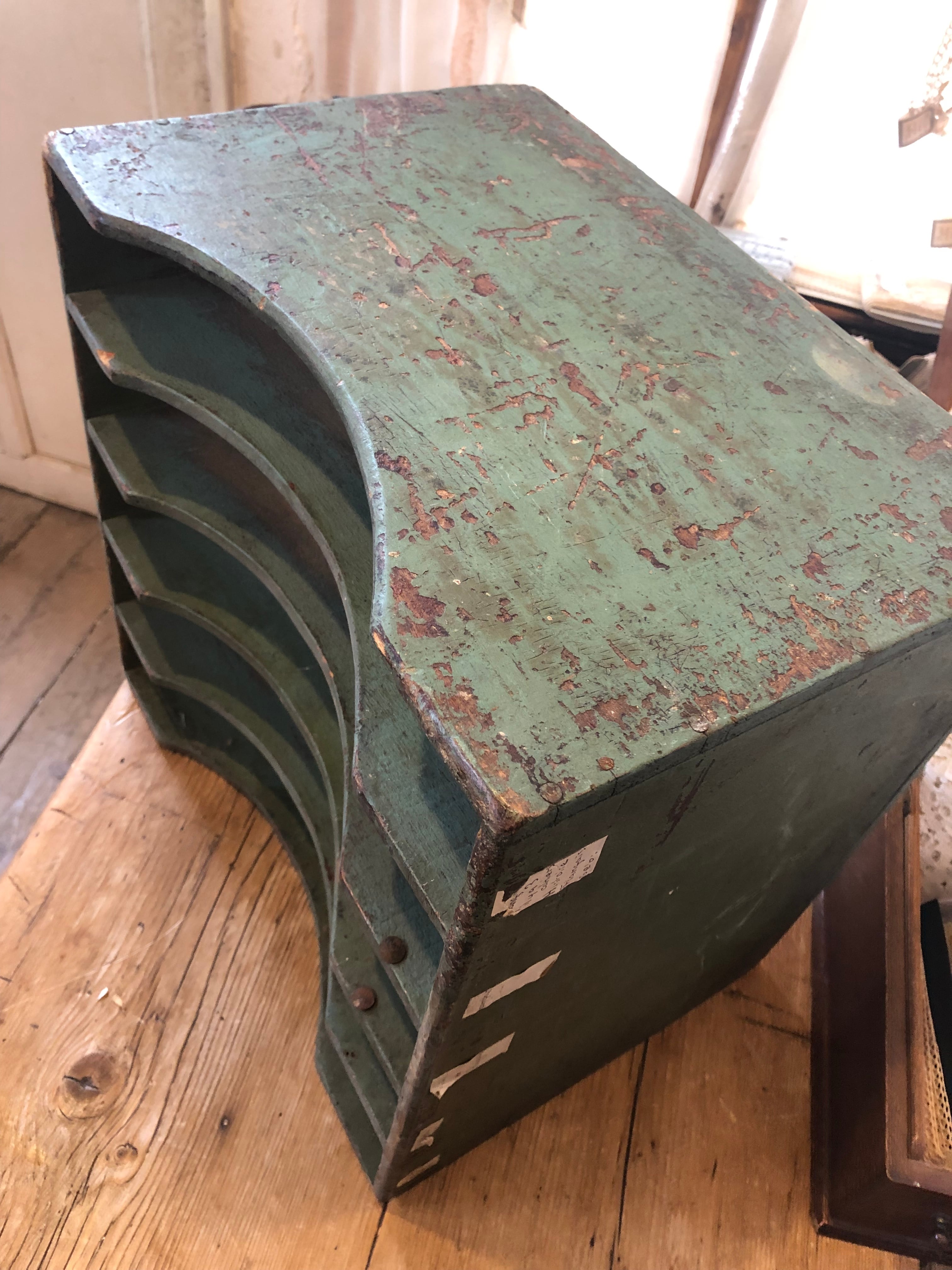 フランスブロカント グリーンの木製仕分け棚 書類棚 | Brocante de La