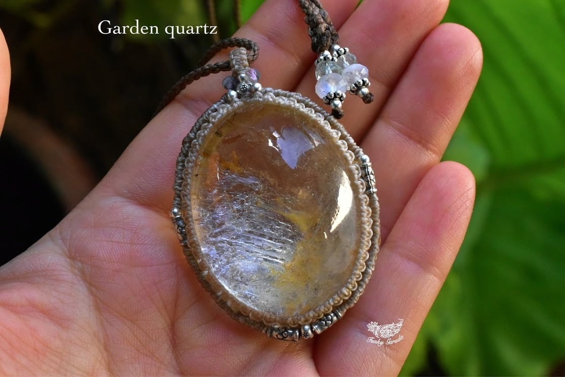 虹入り★全面シラー★レインボー水晶 マクラメペンダントgarm129