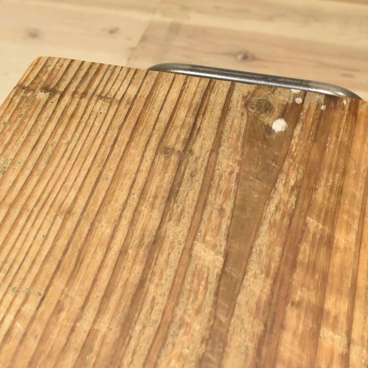 杉古材と無垢鉄で味のあるコンパクトなスツール 【L STOOL