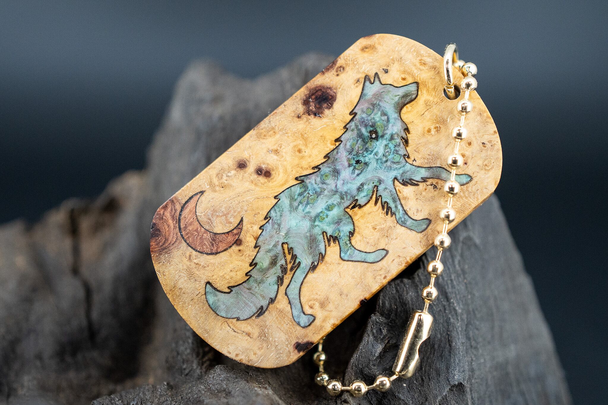 【朱色の銘木】 本花梨瘤 ドッグタグ 象嵌 闊歩