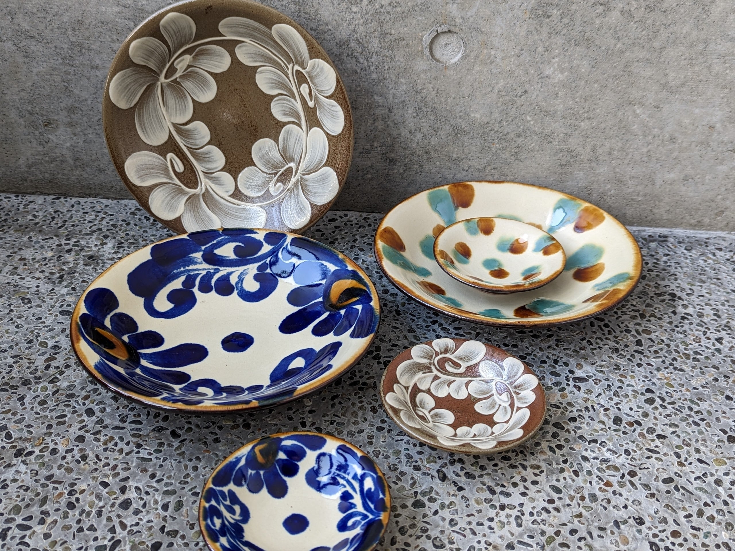 やちむん 皿7寸（唐草染付） | 仲間陶房 | inoya | Basic Life Store