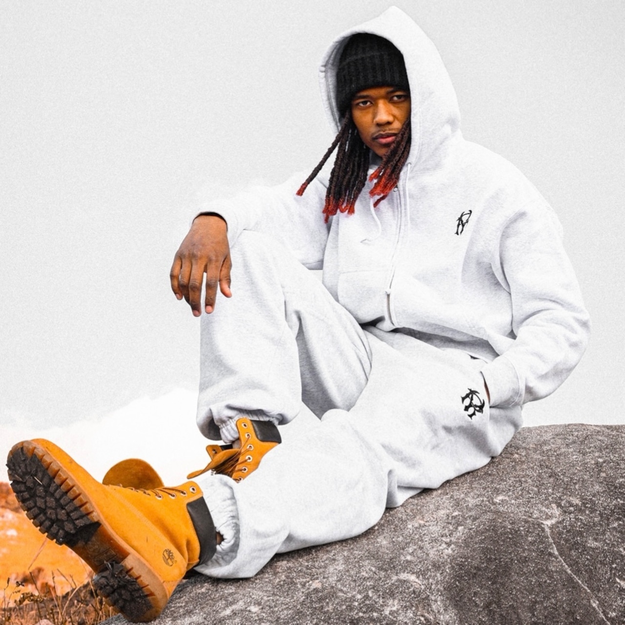 MONOGRAM LOGO SHORT LENGTH ZIP HOODIE