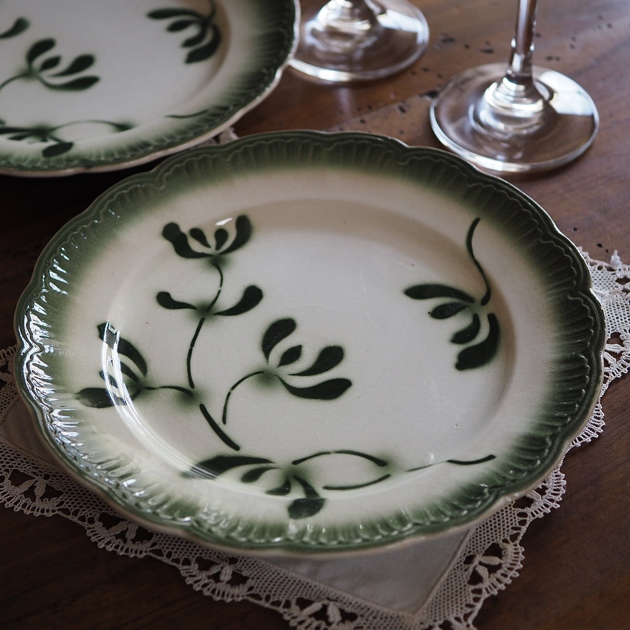 花リム・高台付き ケーキ皿 ディゴワン・サルグミンヌ「アグレスト