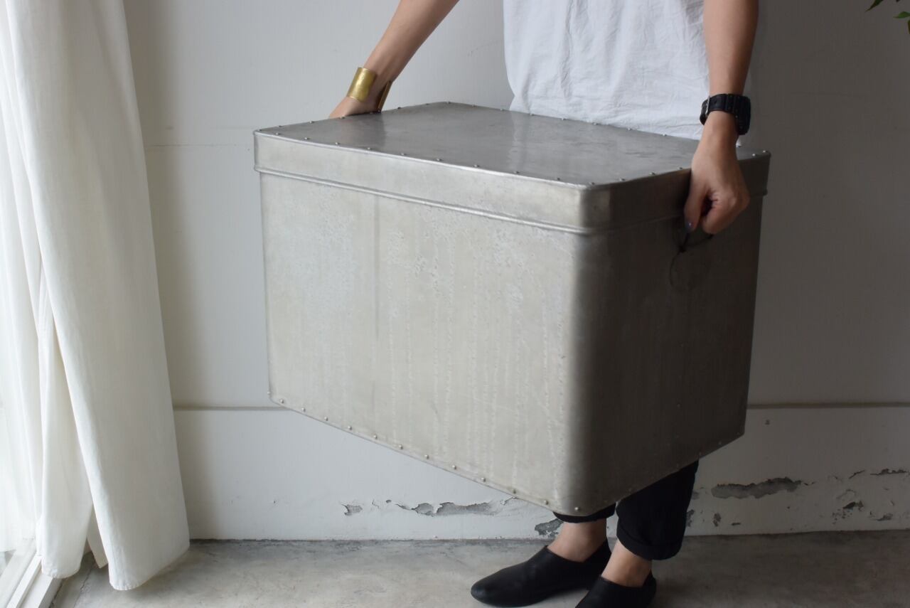 リベットのかっこいい大きめコンテナ | 古道具 こころね