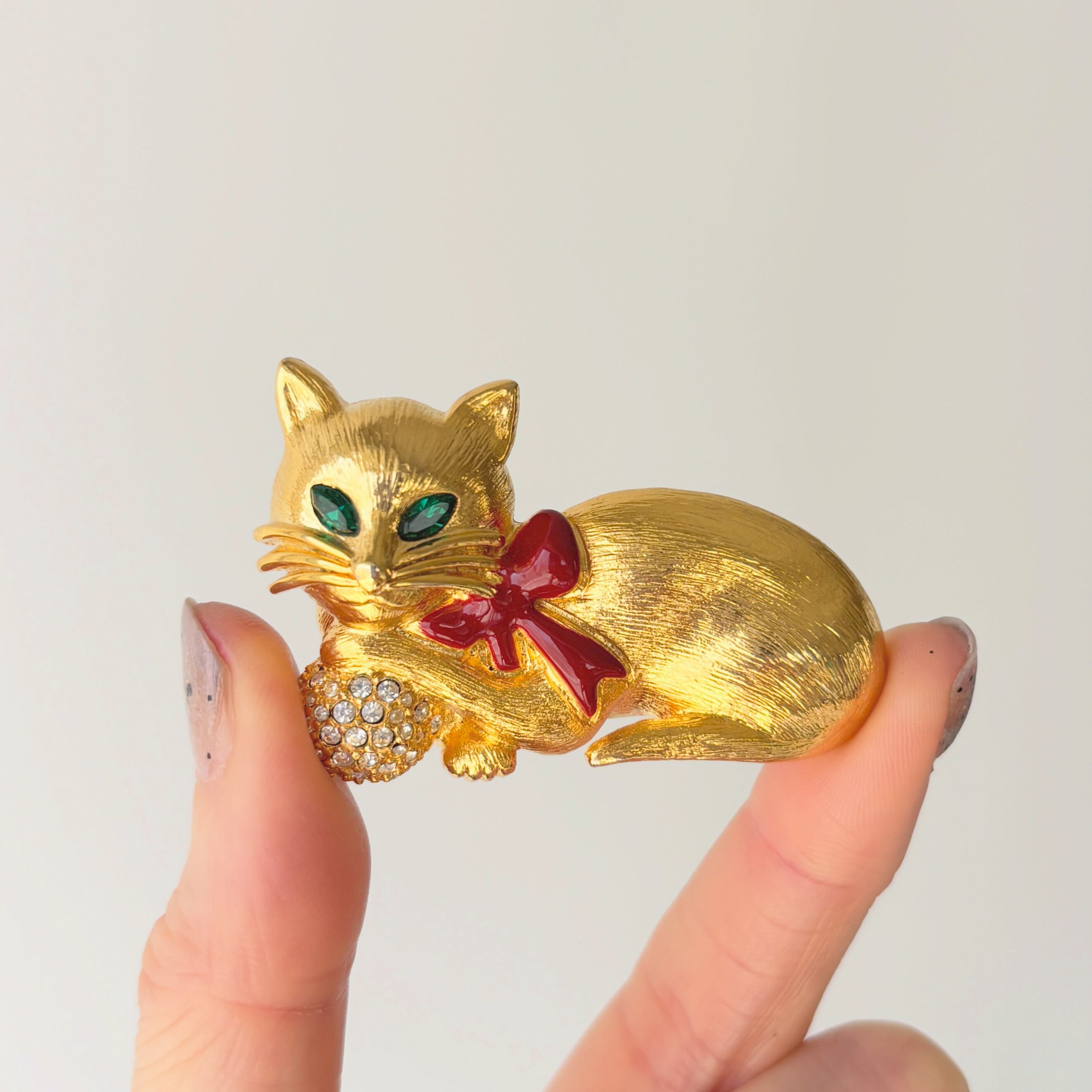 NAPIER グリーンの目のネコのブローチ