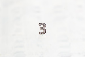数字 シングルピアス  SV925 Numéro diamant 3