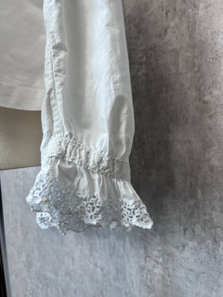 1900年代初頭 フランス フリルの刺繍がうっすら水色の珍しい