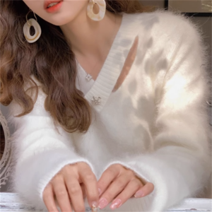 【送料無料】 トップス 4色 セーター モヘアニット 萌え袖 袖あり 長袖 ラウンドネック Aライン フレア ロング丈 ビジュー装飾 ふわふわ 厚手生地 あったか かわいい 大人可愛い 大人女子 こなれ感 シンプル カジュアル 大人 上品 おしゃれ お洒落 ラフ コンサバ エレガント フェミニン ガーリー 無地 冬 30代 40代 レディース 女性用 デート お出かけ お茶会 女子会 休日 授業参観 着回し プチプライス カラバリ デイリーユース 普段使い オルチャン 韓国系 ファッション 着痩せ