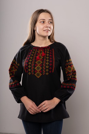 ウクライナ刺繍ヴィシヴァンカ・クラシック　コロミヤモデル　手刺繍　麻　レディース・フリーサイズ