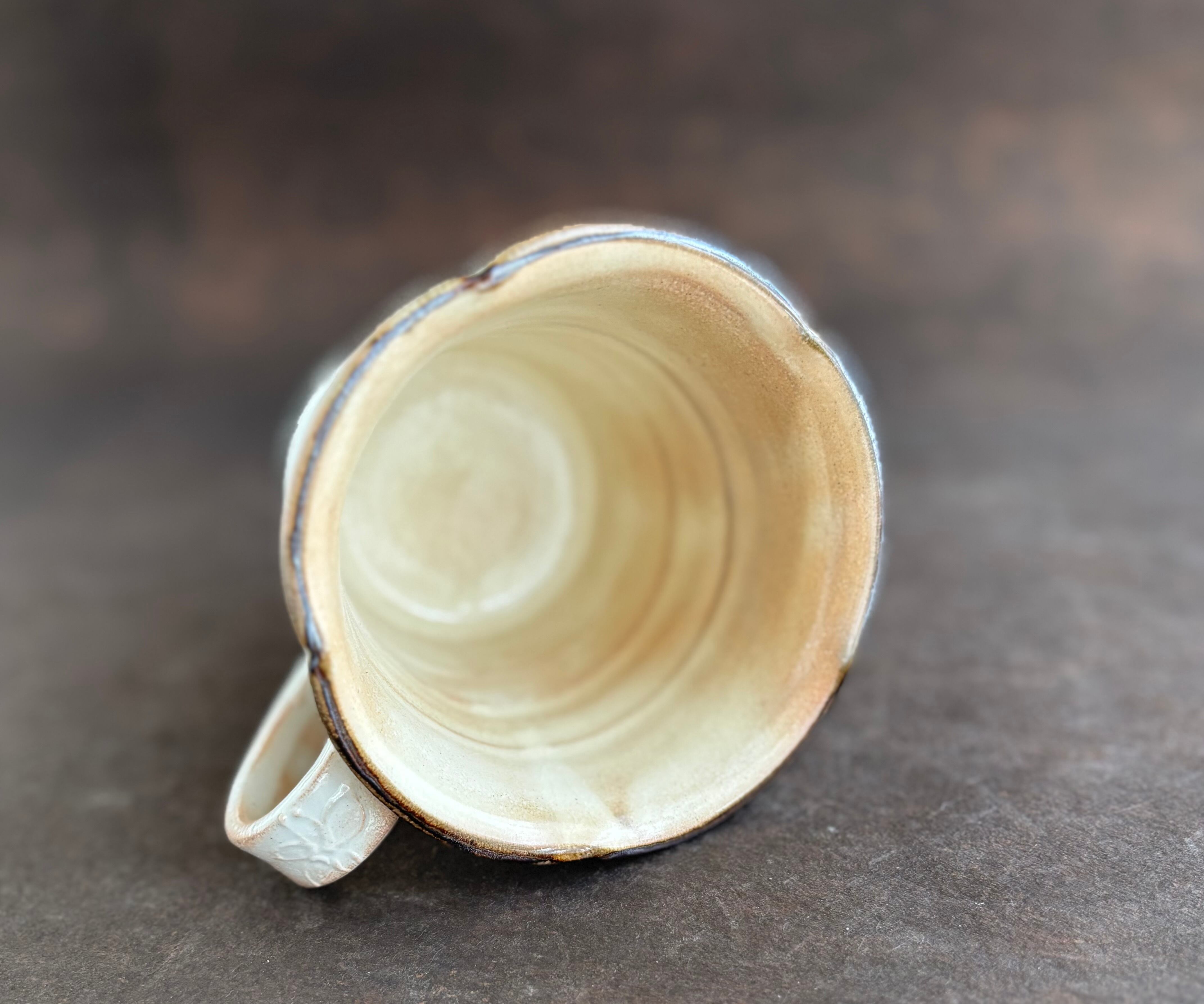 土和のルリエフ粉引き白　お花形マグカップ