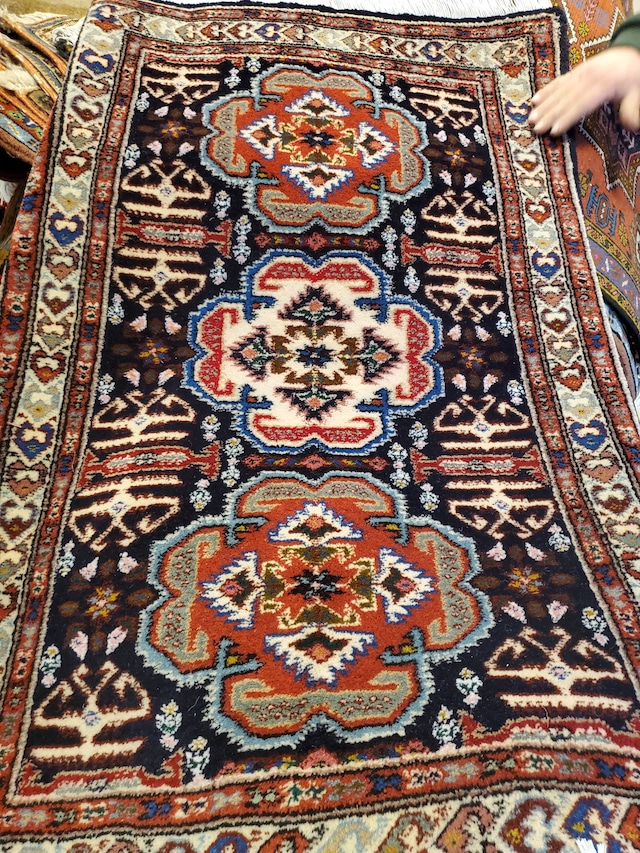 絨毯クエスト52【No.62】青背景 ※現在、こちらの商品はイランに置いてあります。ご希望の方は先ずは在庫のご確認をお願いします。