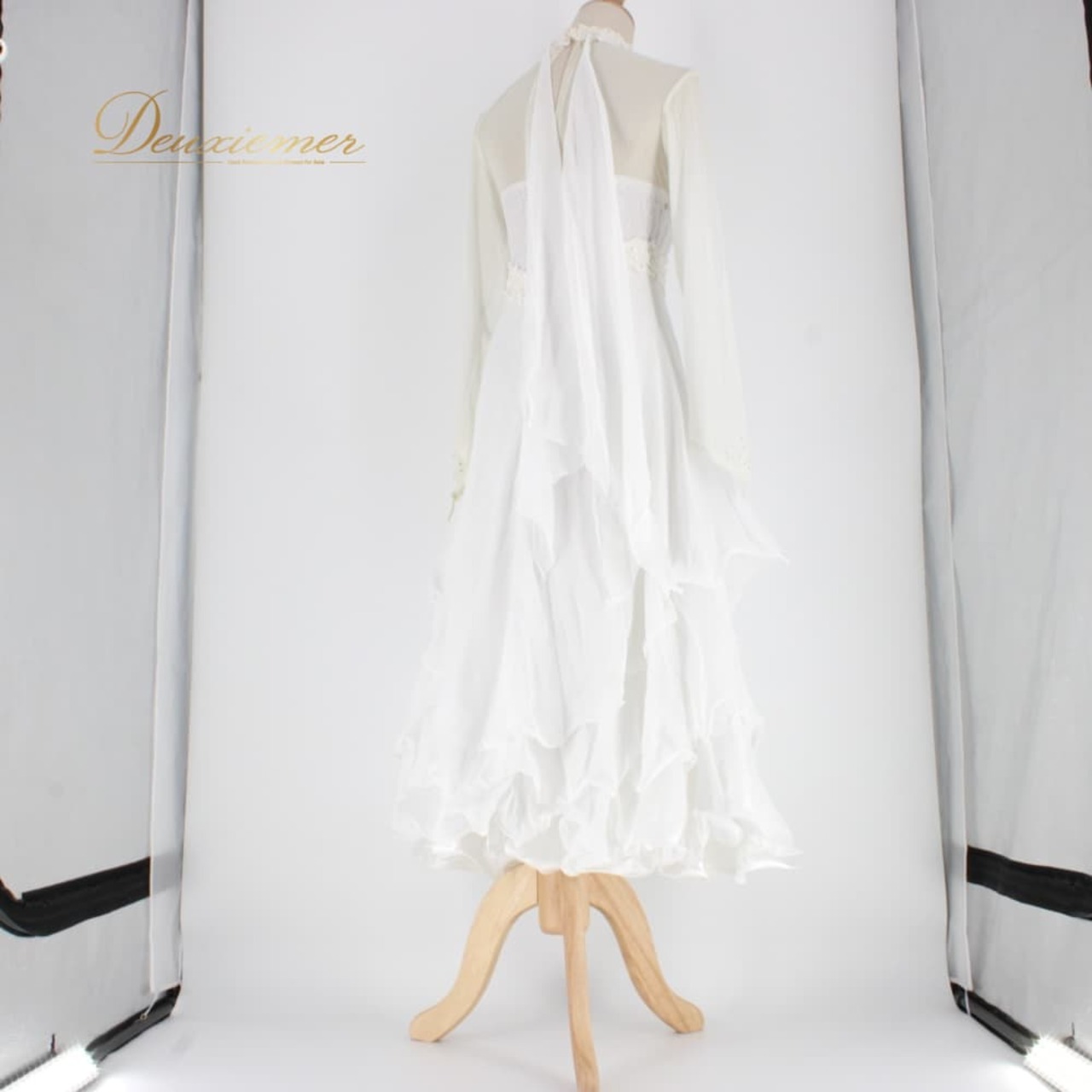 社交ダンス 衣装 prima boutique プリマブティック ドレス スタンダード ホワイト系 白 ラインストーン 長袖 レース スタンダードドレス モダン ワルツ タンゴ ジャイブ フォーマル 発表会 レッスン フロントレース ハイネック風 フラワーレース 細身 伸縮性あり 背面ファスナー ポリエステル 体型カバー 綺麗め 清楚系 エレガント 9号相当 女性用 レディース ホワイトドレス ラインストーンドレス