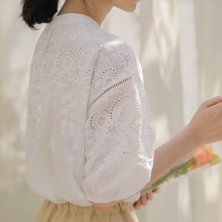 トップス レディース シャツ ブラウス 刺繍 薄手 五分袖 ナチュラル 自然派 自然 ボタン かわいい 可愛い 綺麗め きれいめ シンプル 大人 上品 オシャレ お洒落 おしゃれ 大人可愛い キュート 抜け感 S M L ホワイト 白 春 夏 涼しげ 爽やか ふんわり 母の日 10代 20代 30代 40代 50代 ママ オフィス 仕事 通勤 ビジネス デート ショッピング お出かけ 買い物 女子会 休日 旅行 普段使い 韓国 韓国系 送料無料 モテ ファッション コーデ スタイル トレンド インスタ映え
